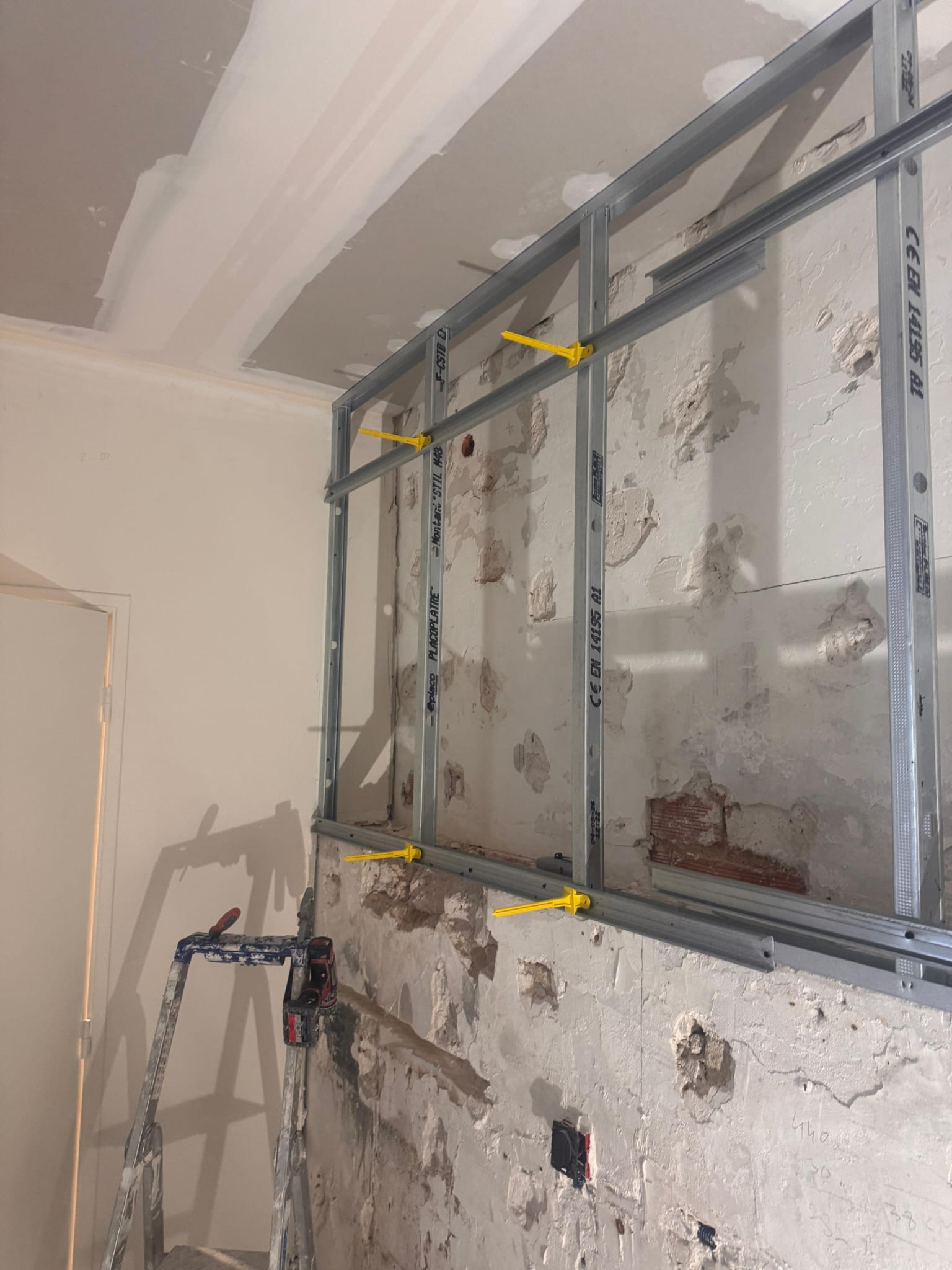Pose isolant thermique mur intérieur