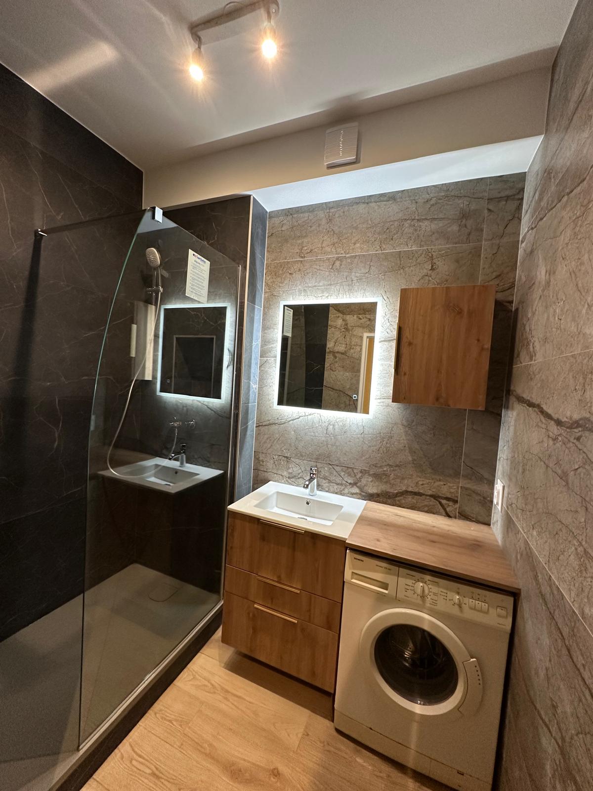 Pose vasque et miroir salle d'eau design