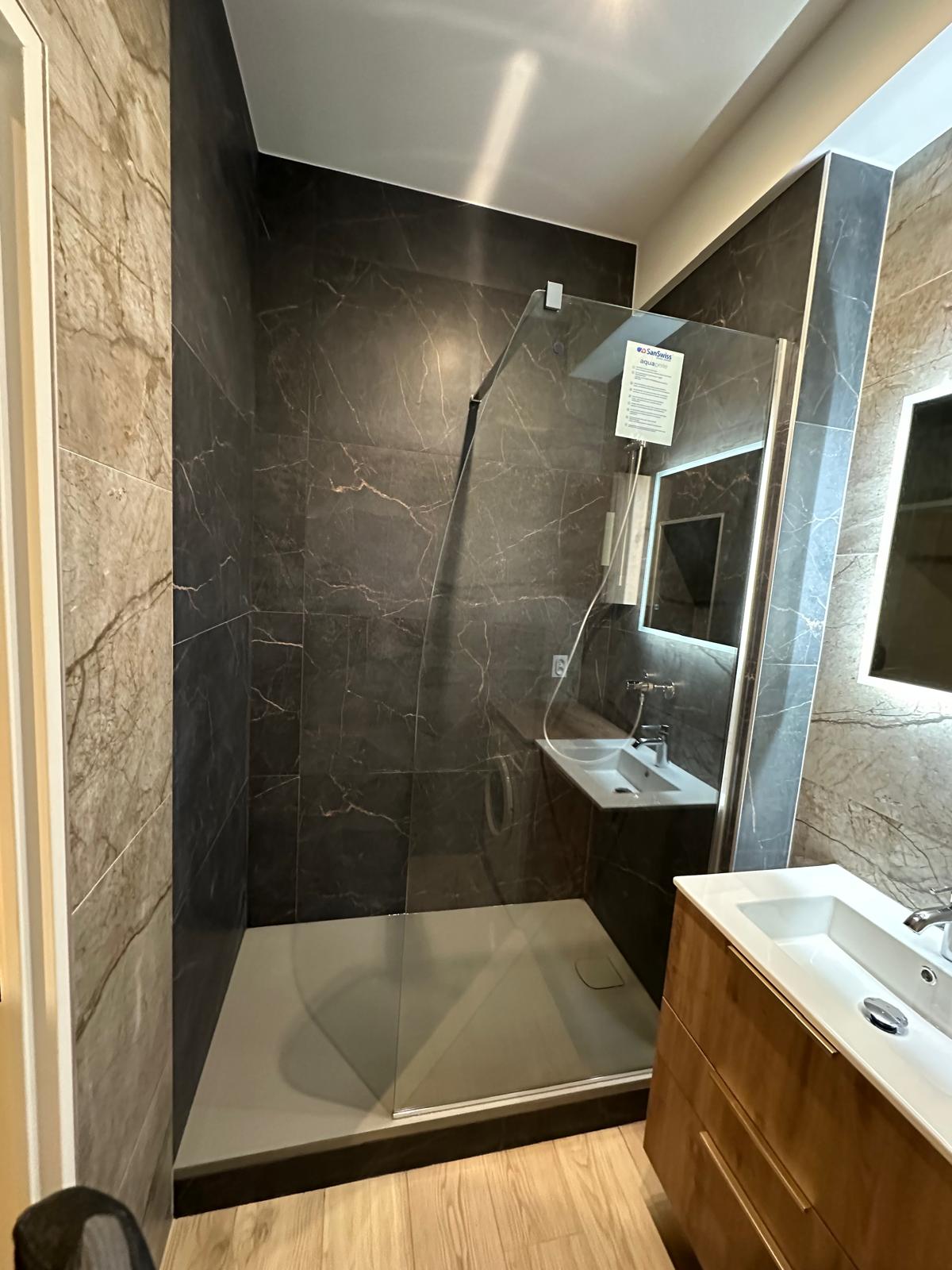 Finition douche à l'italienne effet marbre