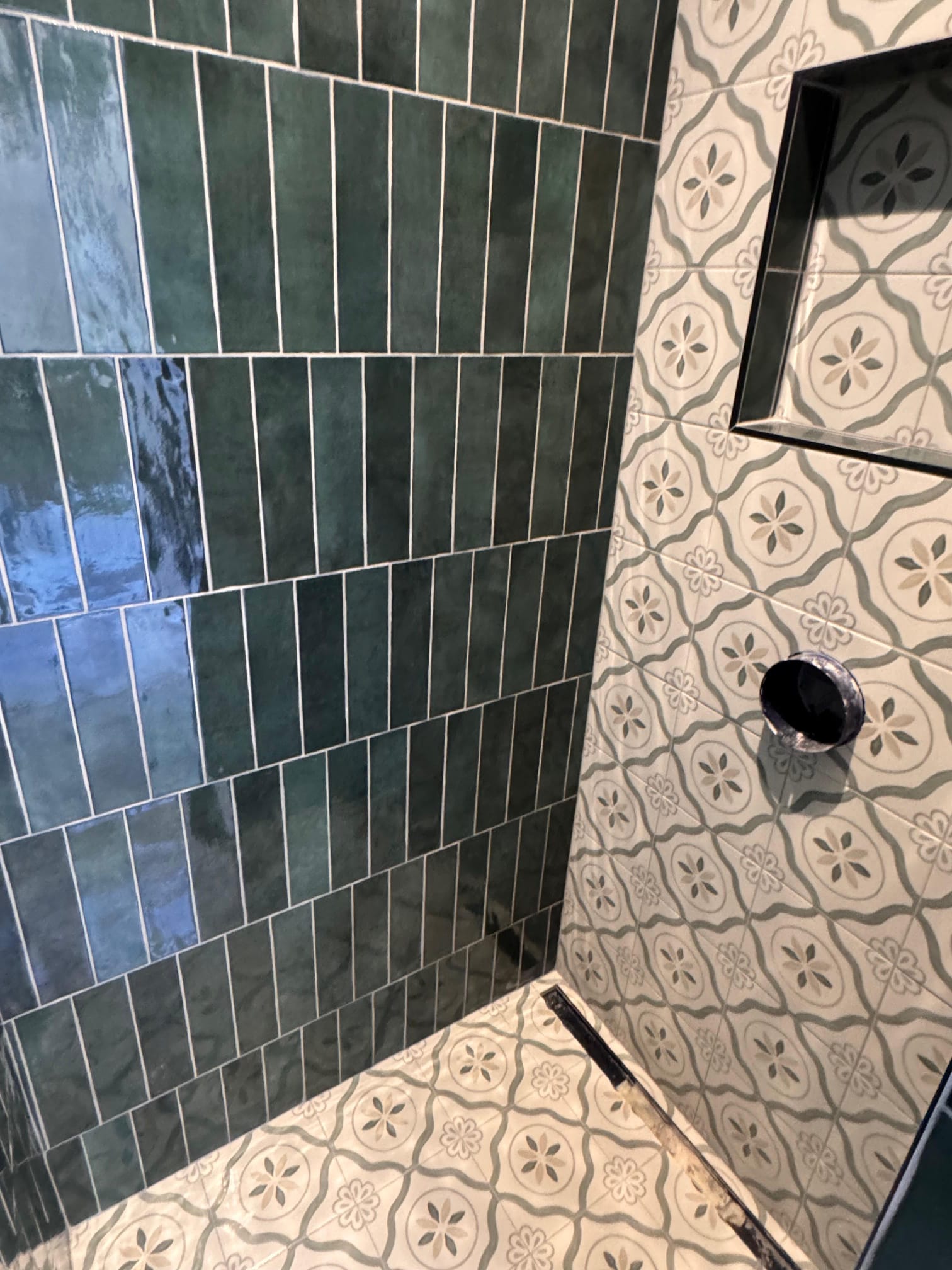 Installation douche italienne mosaïque verte