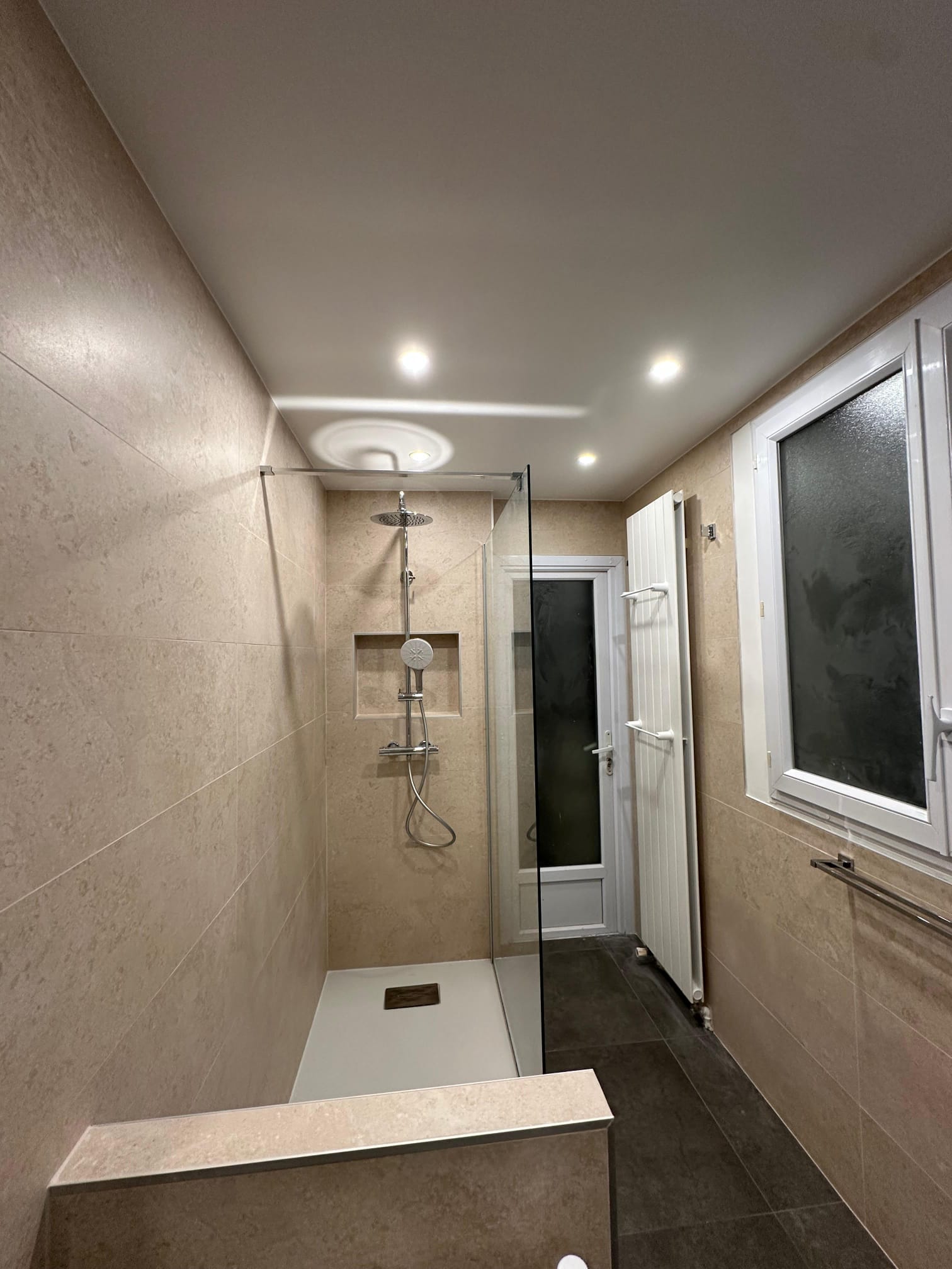 Aménagement salle d'eau meuble bois