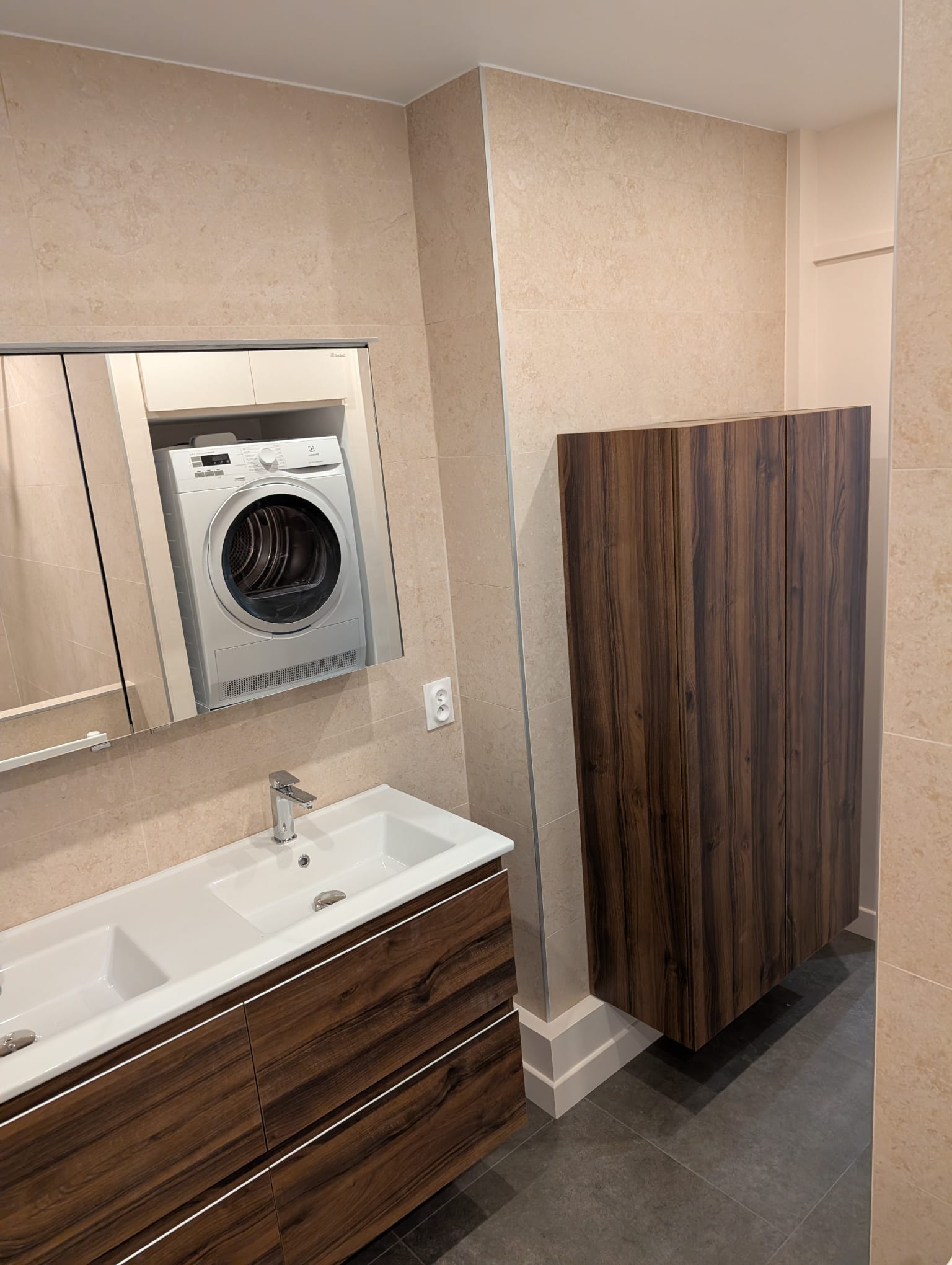 Finition salle de bain avec rangements en bois