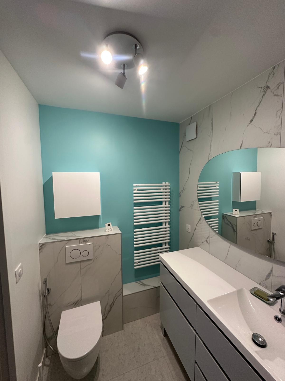 Aménagement salle d'eau avec WC suspendu