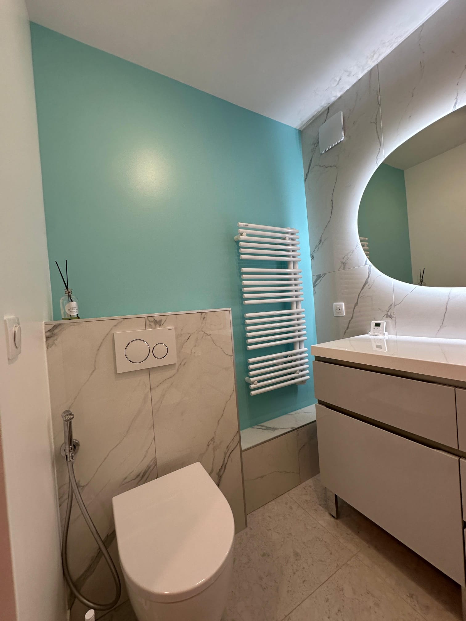 Pose carrelage effet marbre salle de bain