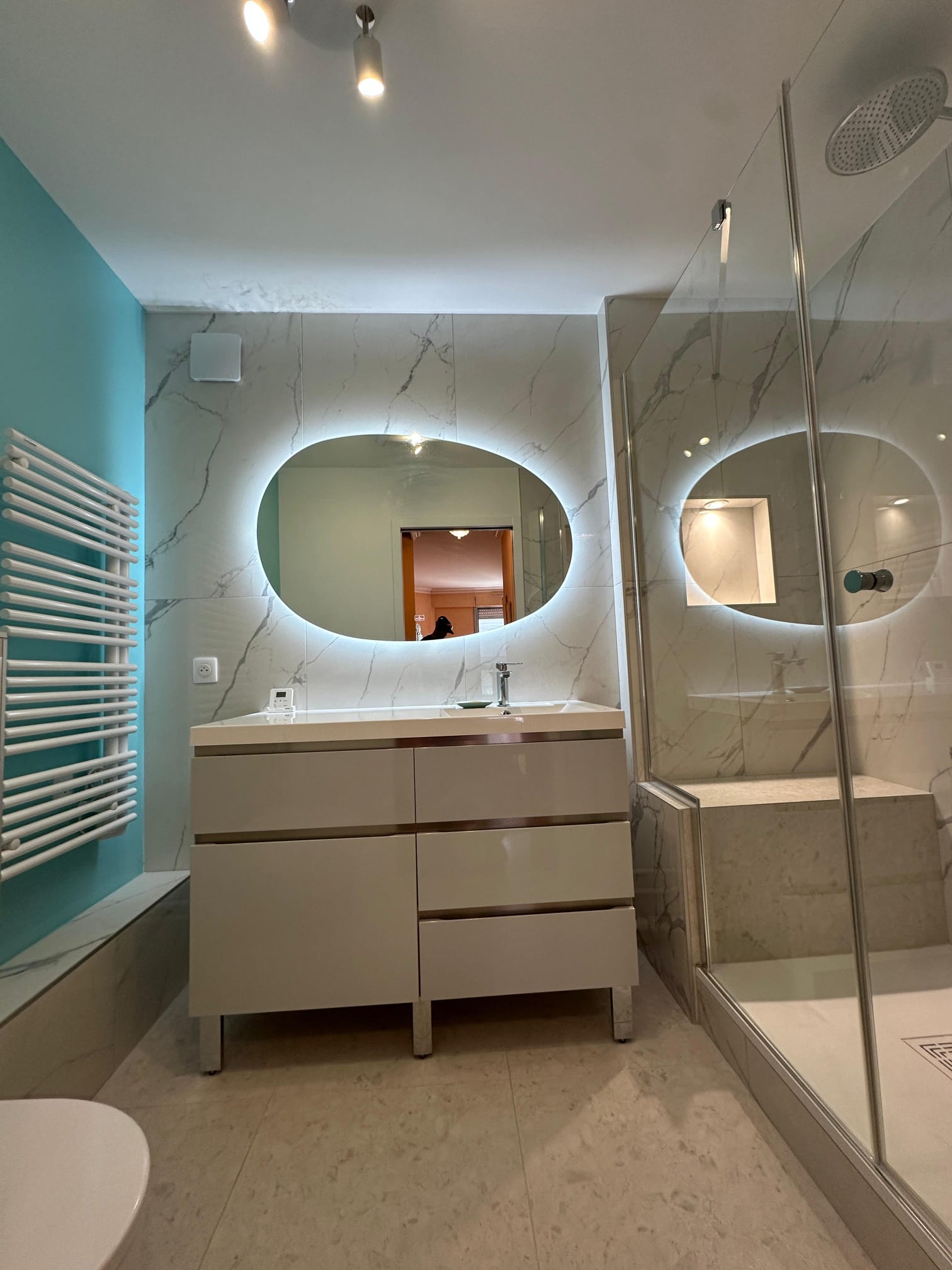 Douche avec paroi sur mesure et banc