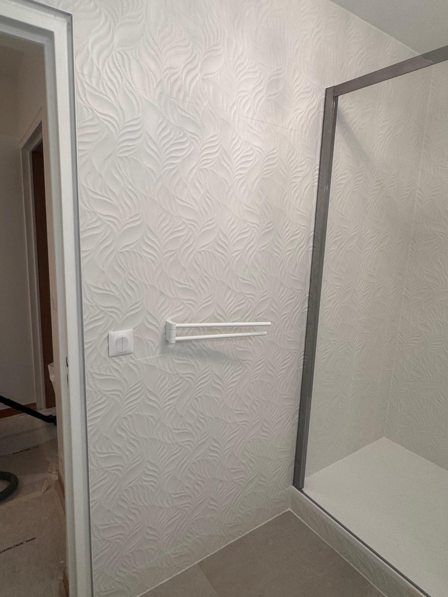 Pose carrelage mural salle de bain moderne